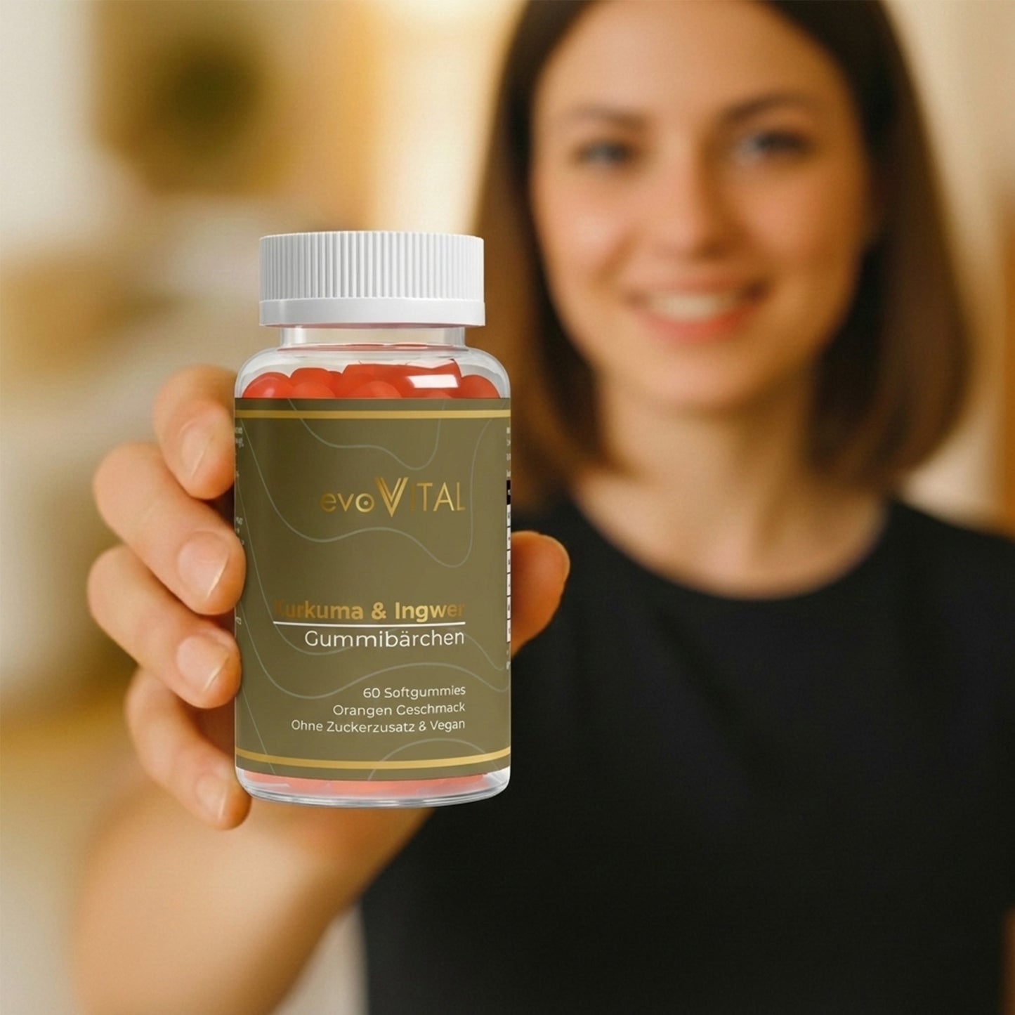 Kurkuma und Ingwer Gummibärchen in der Hand