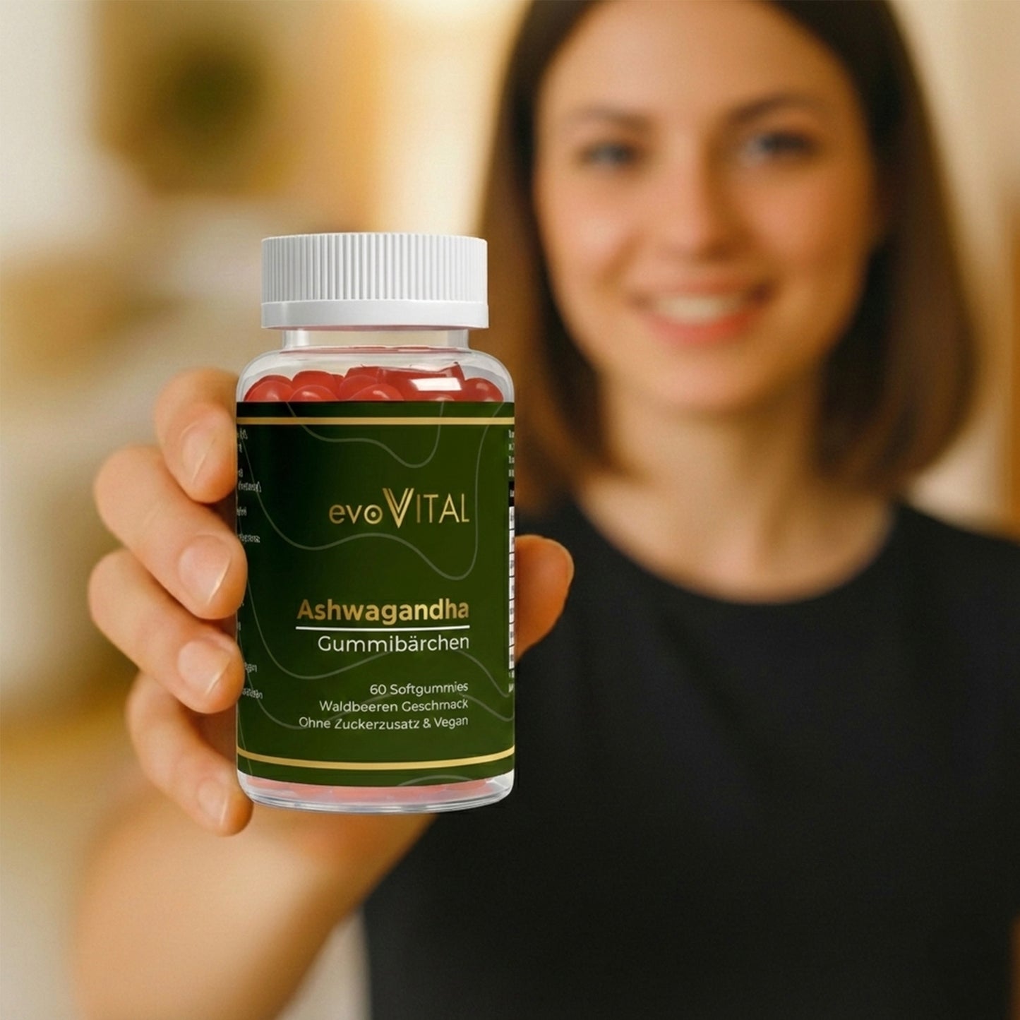 Eine Hand hält die Dose der Ashwagandha-Gummies mit Vitamin B6 für Nervensystem, mentale Balance und Energiestoffwechsel – 30 Portionen.