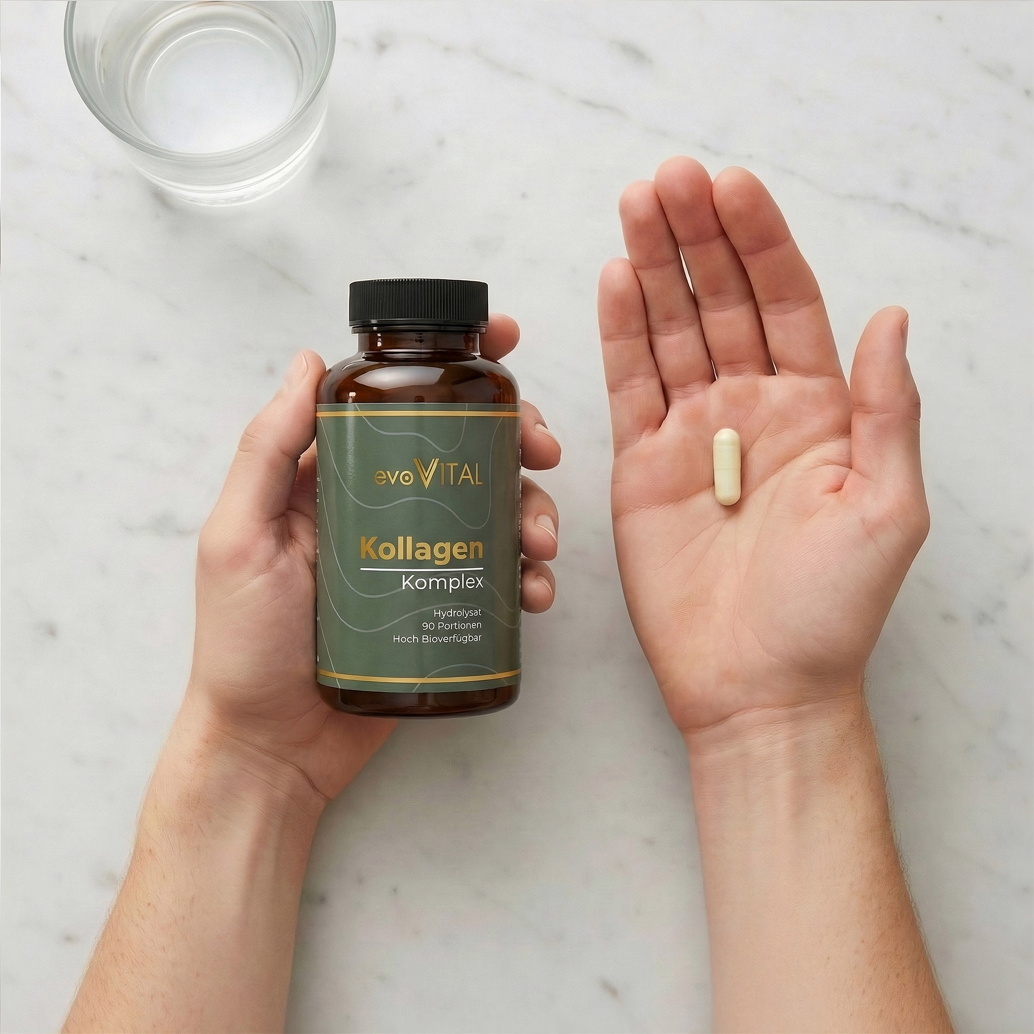 Lifestyle-Aufnahme: Eine Hand präsentiert die Braunglasdose und die Rinderkollagen-Kapseln als tägliches Supplement für die natürliche Beauty-Routine.