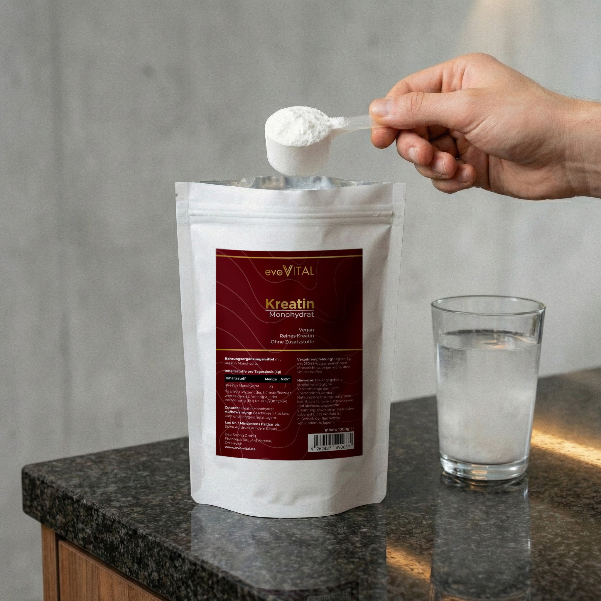 Lifestyle-Aufnahme: Eine Hand präsentiert den Doypack und den Messlöffel mit Kreatin-Monohydrat-Pulver als tägliches Supplement für Kraft und Leistung.