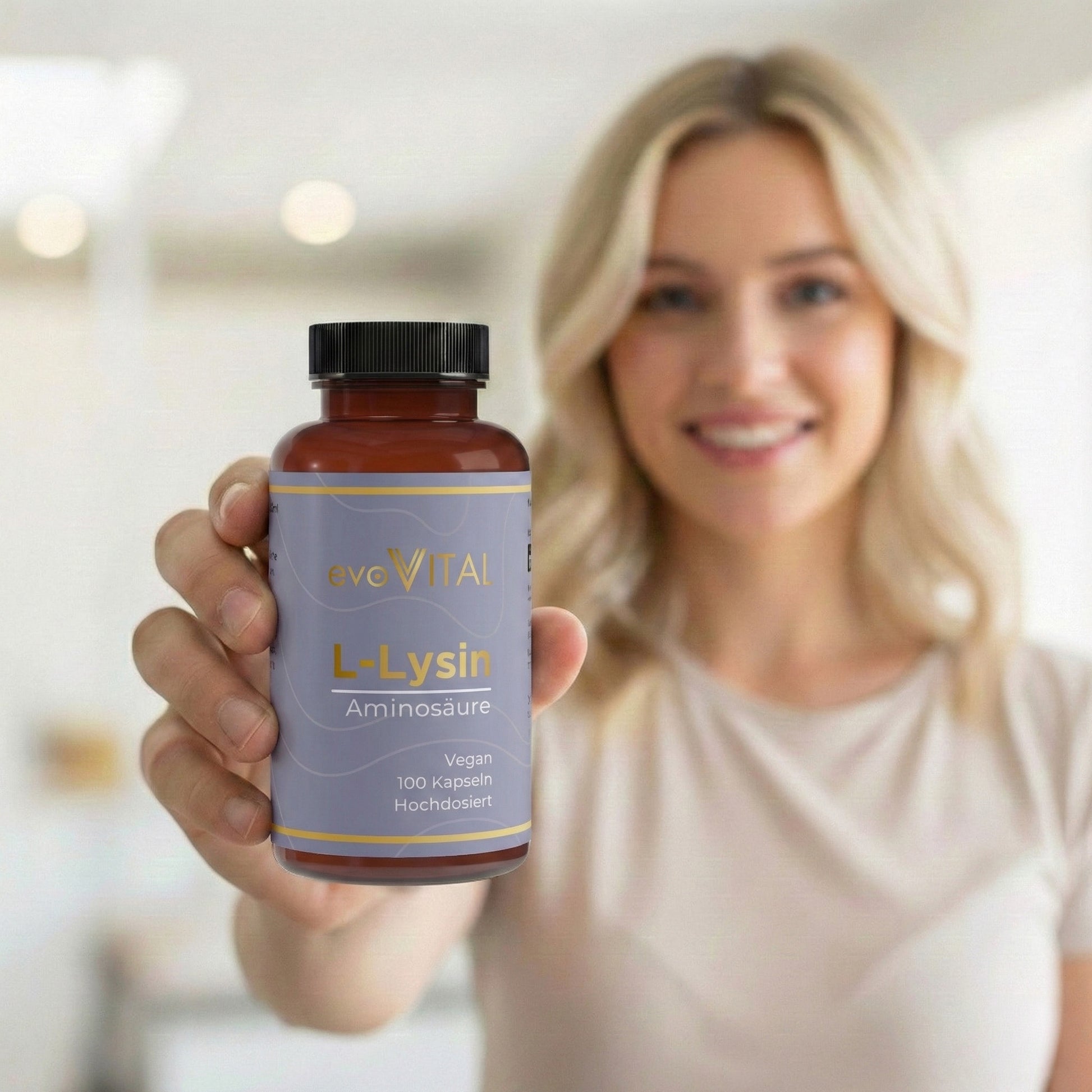 Eine Hand hält die Braunglasflasche des L-Lysin-Supplements mit hochdosierter essentieller Aminosäure, vegan und bioverfügbar – 50 Portionen.