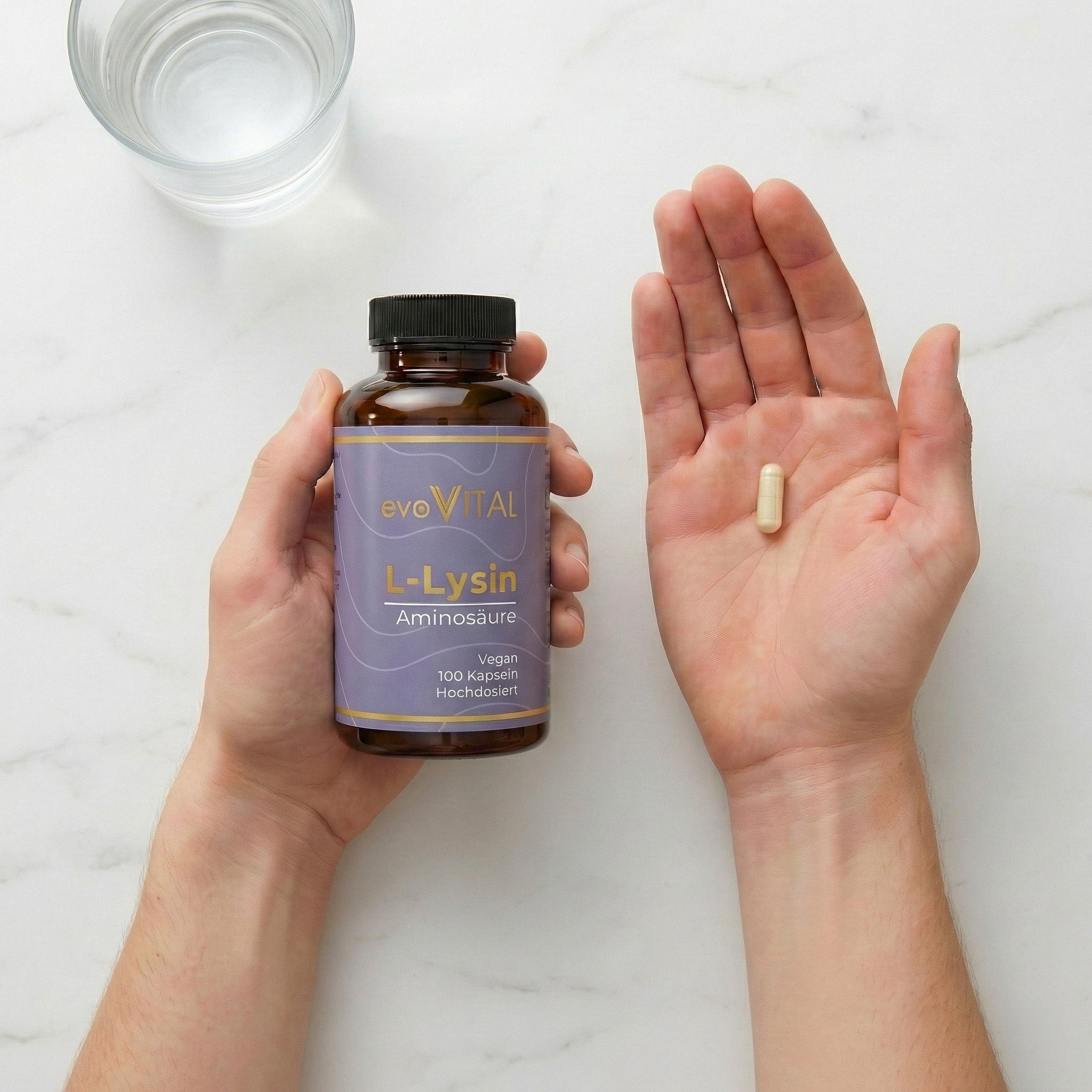 Lifestyle-Aufnahme: Eine Hand präsentiert die Braunglasflasche und die L-Lysin-Kapseln als tägliches Aminosäure-Supplement in Premiumqualität.