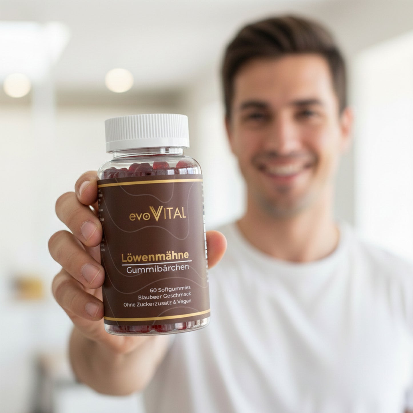 Eine Hand hält die Dose der Löwenmähne-Gummies mit Vitamin B6 für Nervensystem, psychische Funktion und Energiestoffwechsel – 30 Portionen.