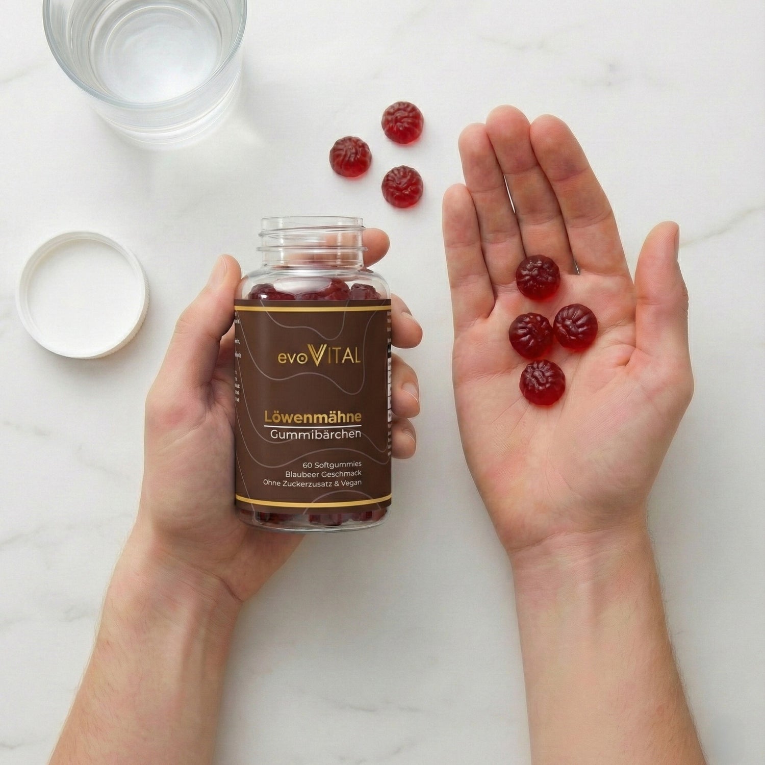 Lifestyle-Aufnahme: Eine Hand präsentiert die Löwenmähne-Gummies als tägliches veganes Supplement für mentale Klarheit und Nervensystem.