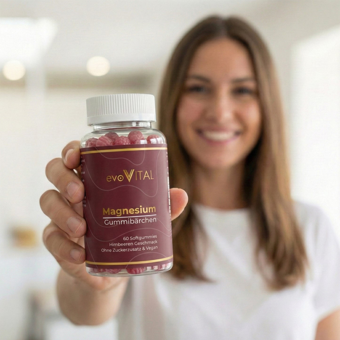 Eine Hand hält die Dose der veganen Magnesium Gummies mit hochdosiertem Magnesiumbisglycinat, Himbeergeschmack und 30 Portionen.