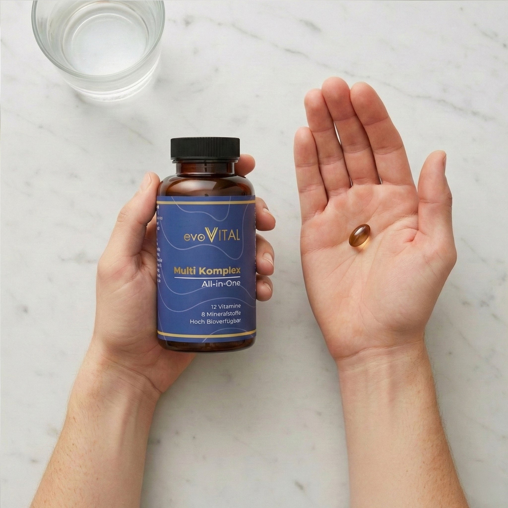 Lifestyle-Aufnahme: Eine Hand präsentiert die Braunglasflasche und die Multi-Komplex-Softgel-Kapseln als tägliches All-in-One-Supplement für Immunsystem und Vitalität.