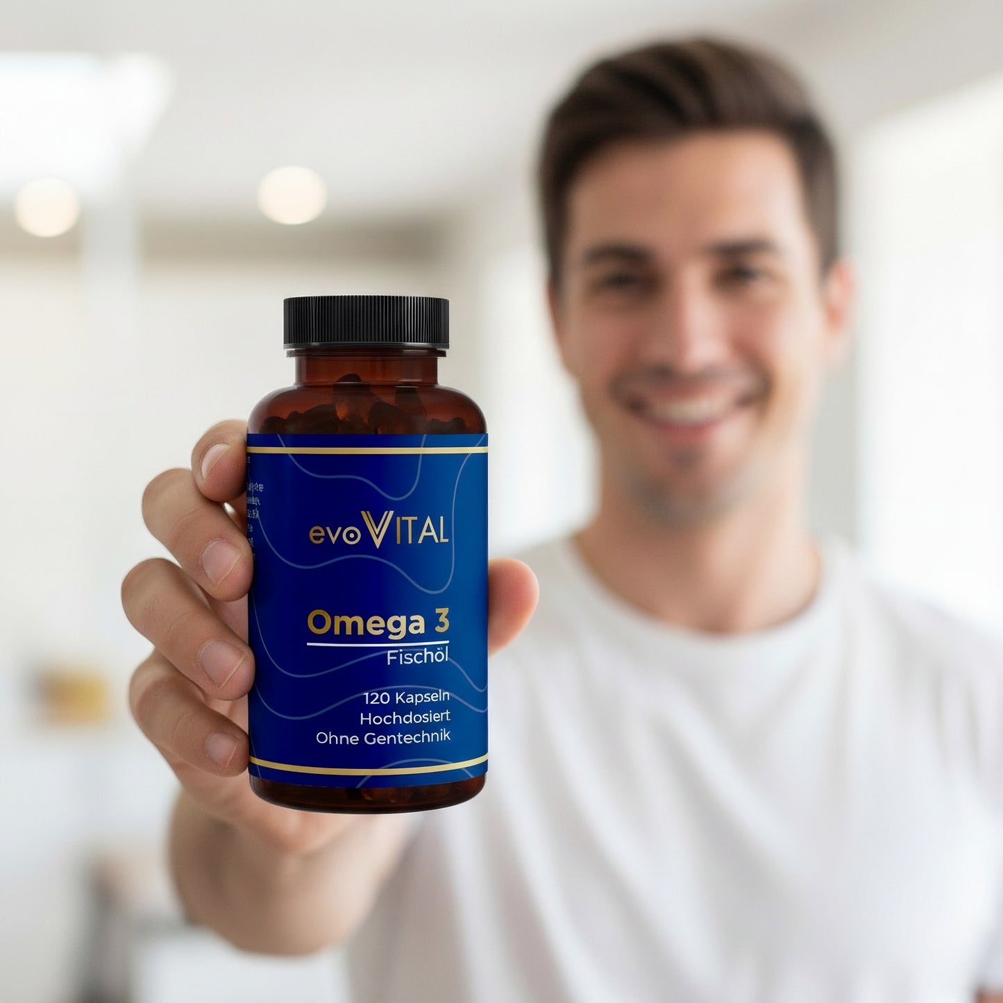 Eine Hand hält die Braunglasflasche der Omega-3-Fischöl-Softgel-Kapseln mit hochdosiertem EPA und DHA für Herz, Gehirn und Sehkraft – 60 Portionen.