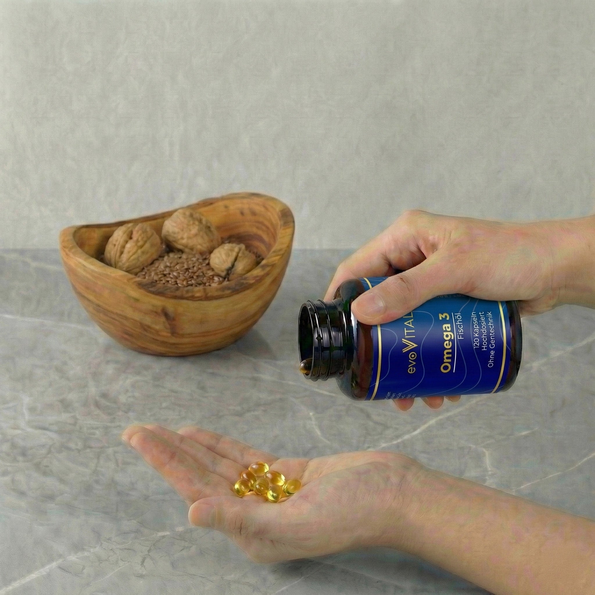 Lifestyle-Aufnahme: Eine Hand präsentiert die Braunglasflasche und die Omega-3-Softgel-Kapseln als tägliches Supplement für Herz, Gehirn und Vitalität.