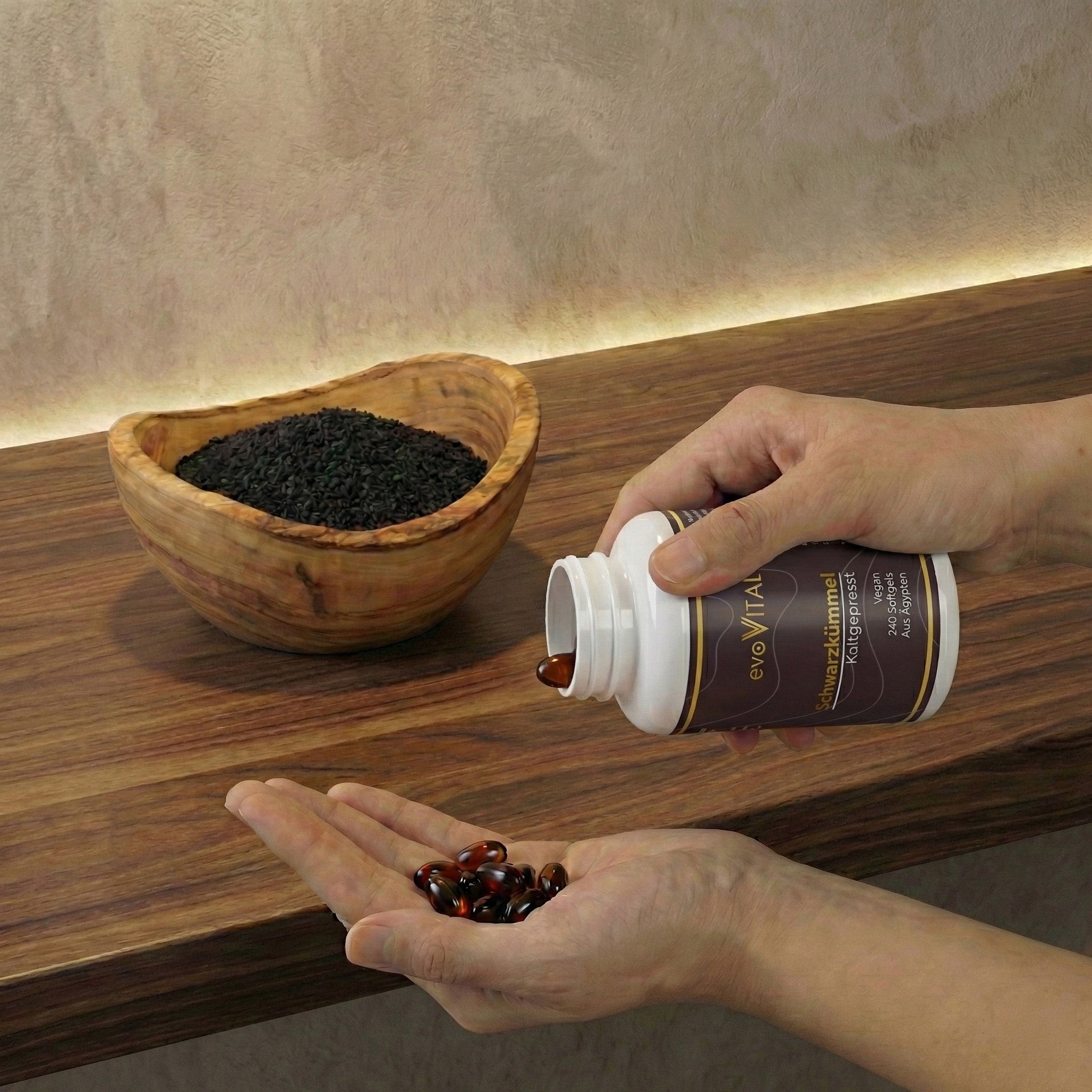 Lifestyle-Aufnahme: Ägyptischer Schwarzkümmel als Rohstoff für die hochdosierten veganen Schwarzkümmelöl-Softgel-Kapseln in Premiumqualität.
