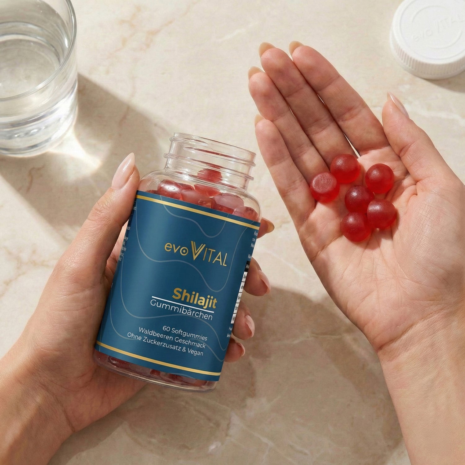 Lifestyle-Aufnahme: Eine Hand präsentiert die Shilajit-Gummies als tägliches veganes Supplement für Energie, Vitalität und mentale Balance.