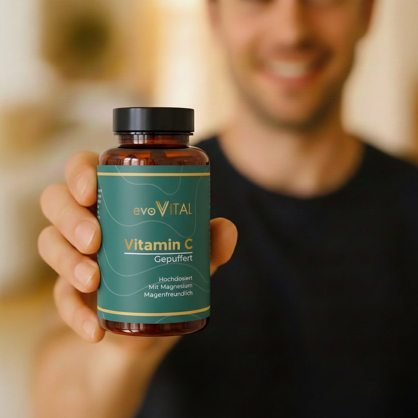 Eine Hand hält die Braunglasflasche des gepufferten Vitamin C & Magnesium-Supplements für Immunsystem und Zellschutz – 240 Portionen.