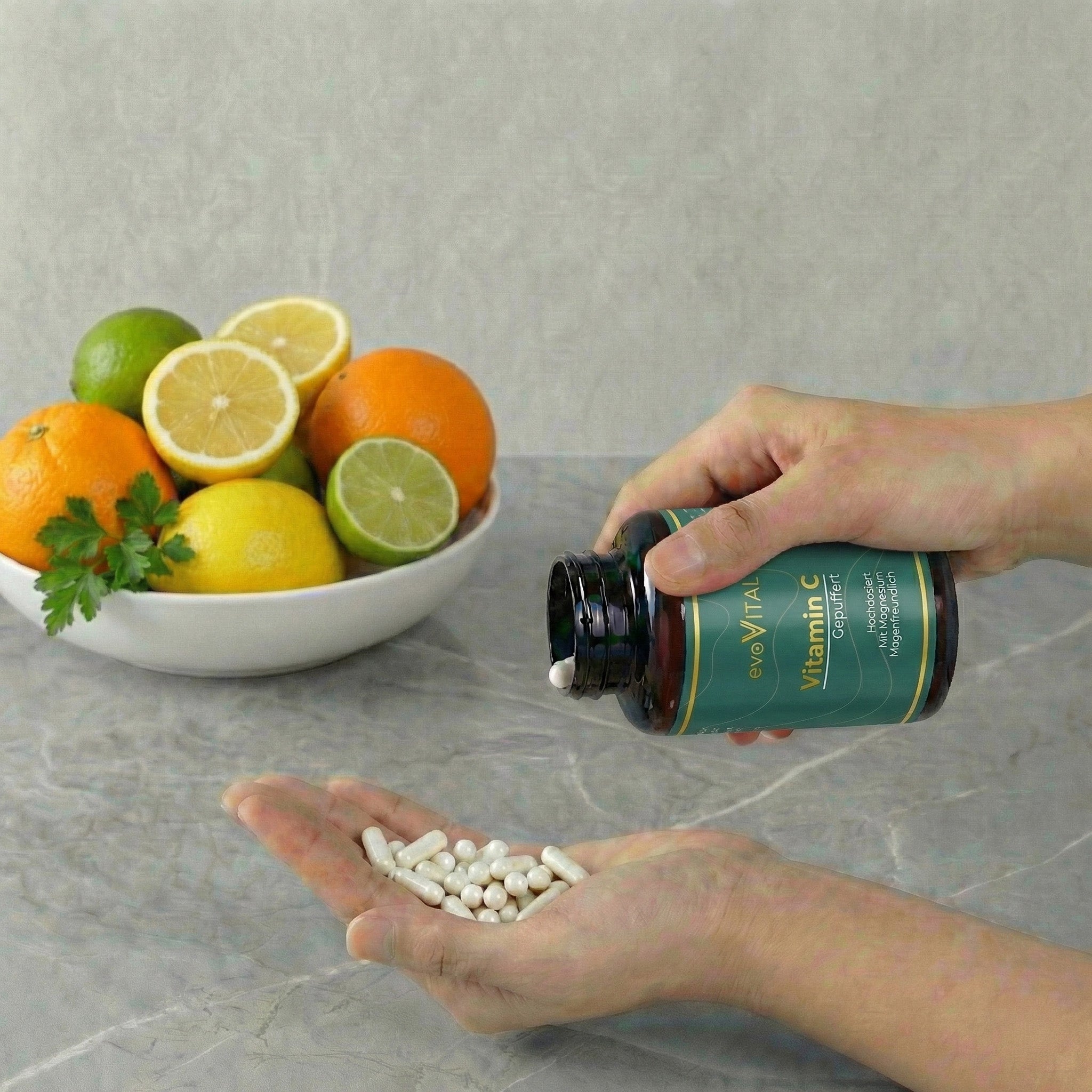 Lifestyle-Aufnahme: Eine Hand präsentiert die Braunglasflasche und die gepufferten Vitamin C & Magnesium-Kapseln als magenfreundliches Immunsystem-Supplement.