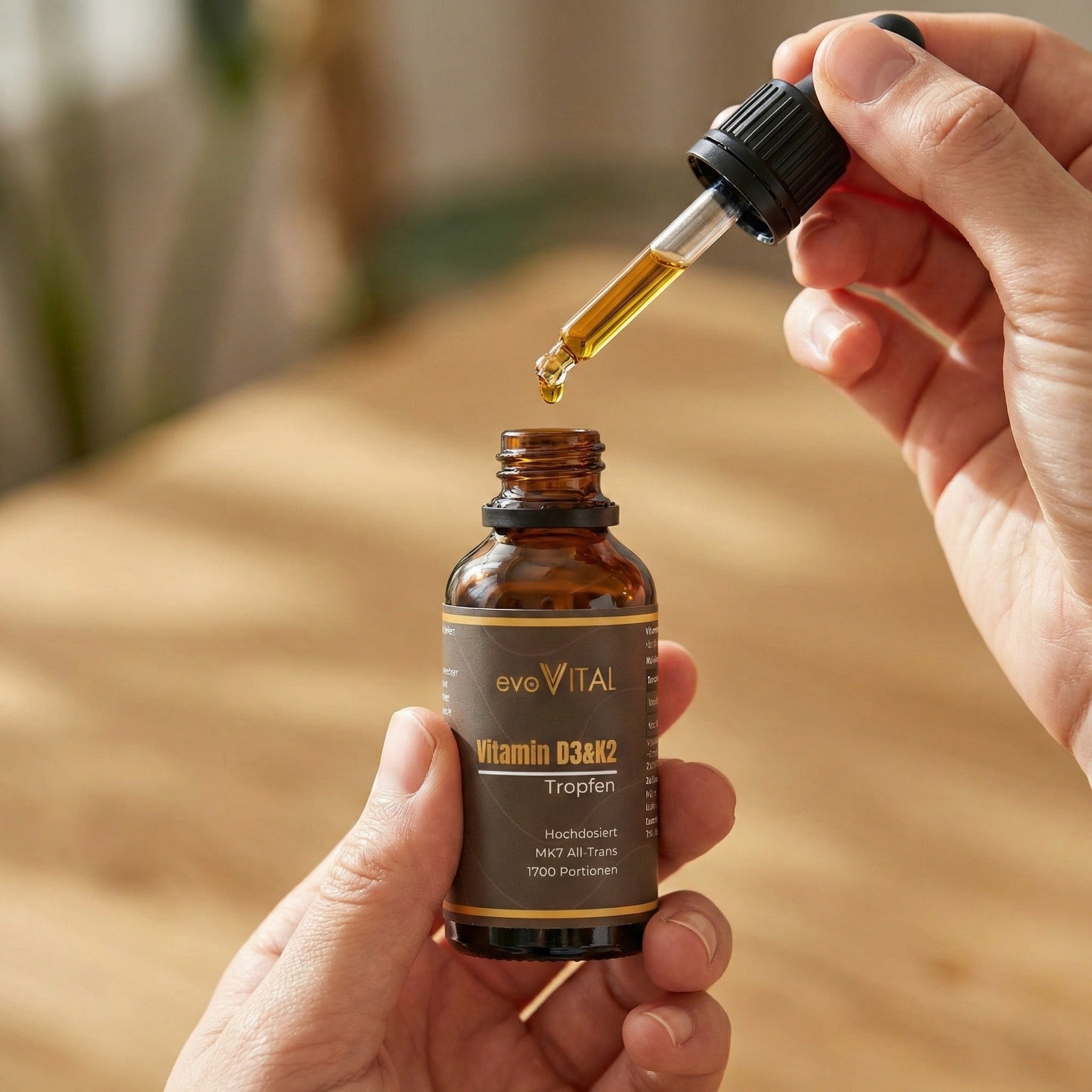 Lifestyle-Aufnahme: Eine Hand präsentiert die Vitamin D3 & K2 Tropfen-Flasche als tägliches flüssiges Supplement für Knochen und Immunsystem.