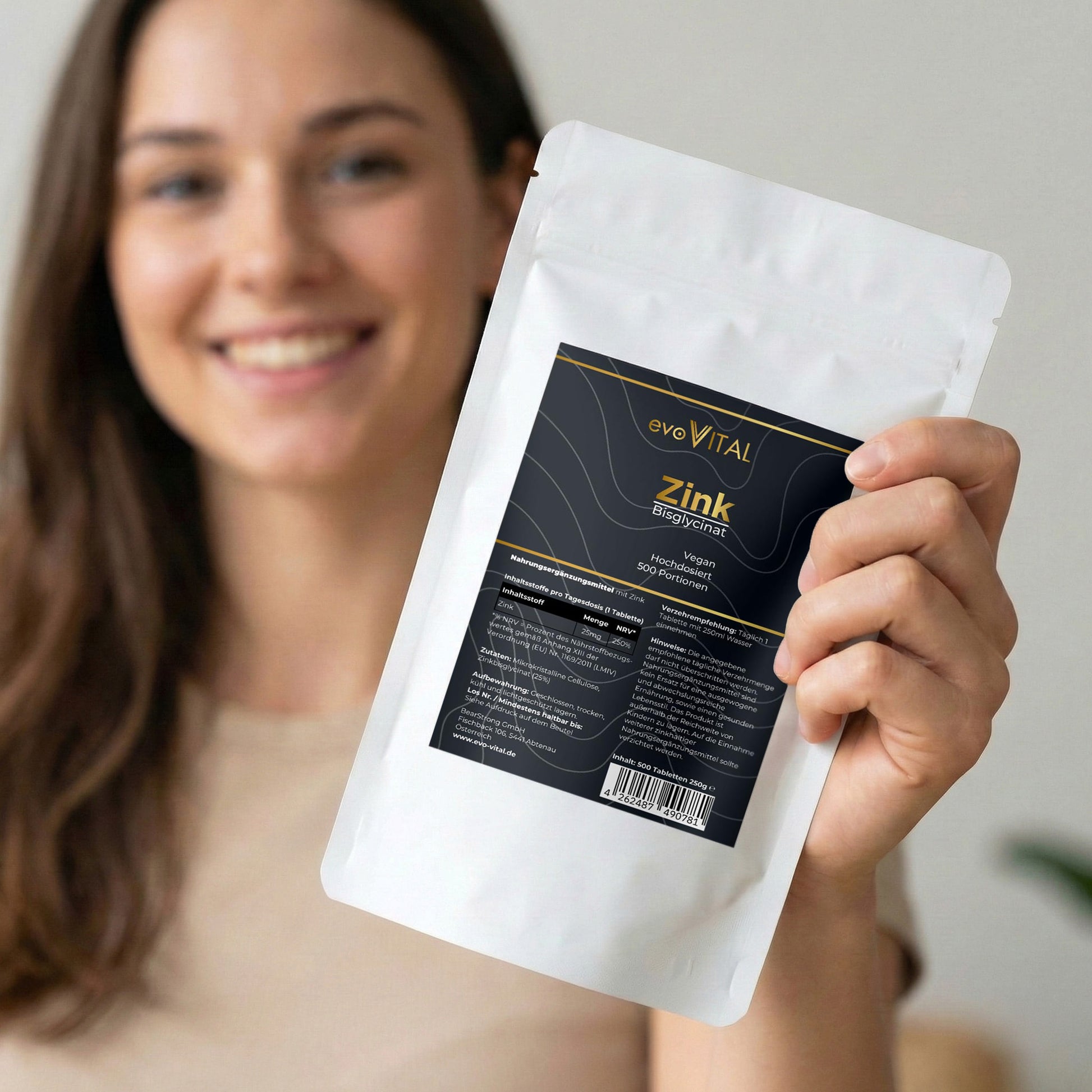 Eine Hand hält die Vorratspackung des Zink-Bisglycinats mit hochdosiertem Zink für Immunsystem, Haut, Haare und Nägel – 500 Portionen.