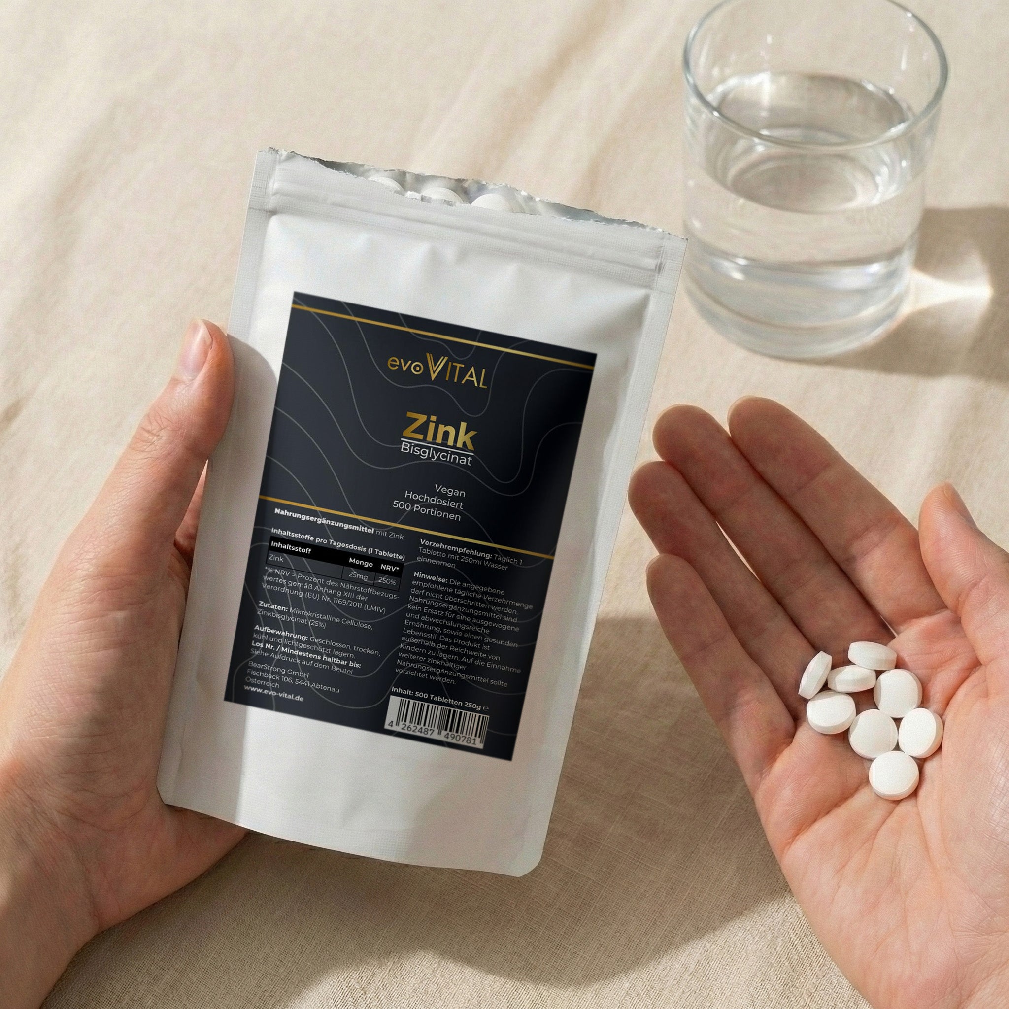 Lifestyle-Aufnahme: Eine Hand präsentiert die Vorratspackung und die Zink-Bisglycinat-Tabletten als tägliches Supplement für Immunsystem und Vitalität.