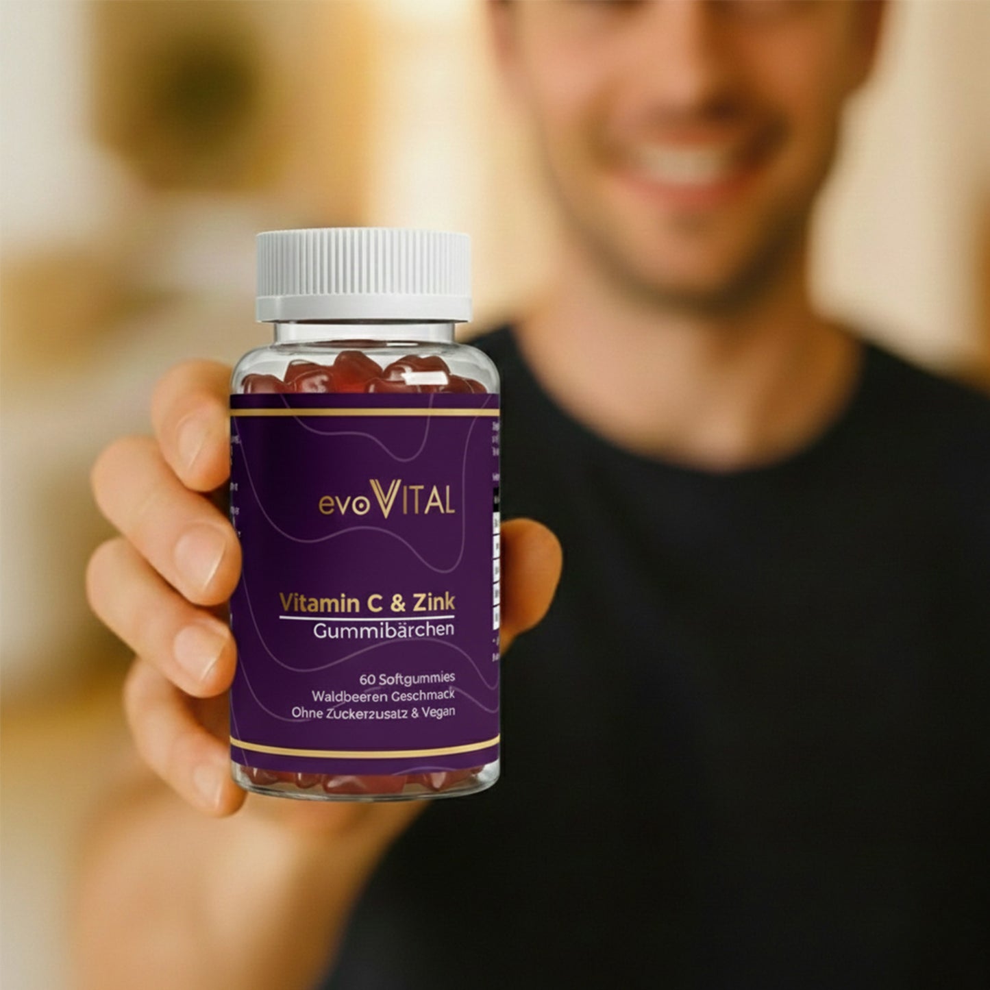 Eine Hand hält die Dose der Zink & Vitamin C Gummies mit Holunderbeere für Immunsystem, kognitive Funktion und Zellschutz – 30 Portionen.